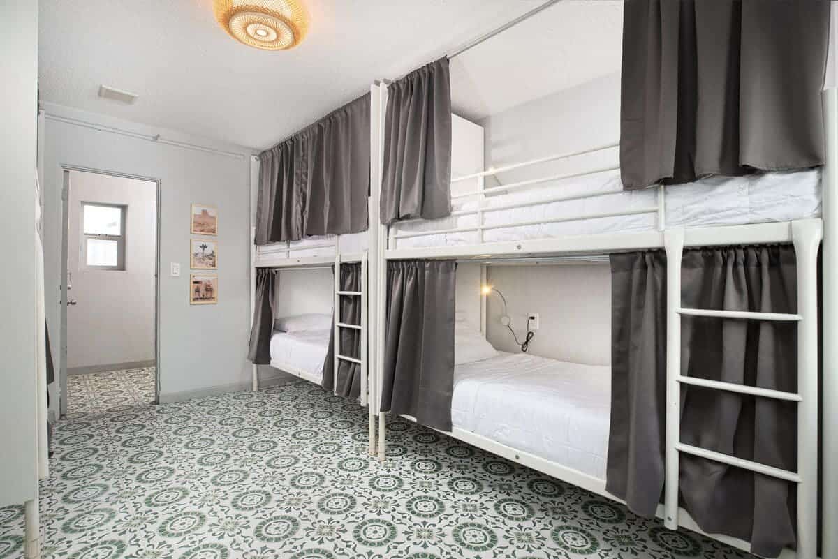 Bungalows Hostel Las Vegas shared bedroom