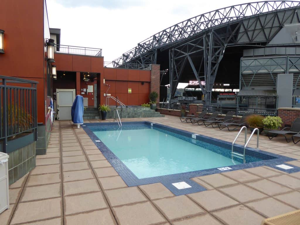 The rooftop pool at Silvercloud Inn