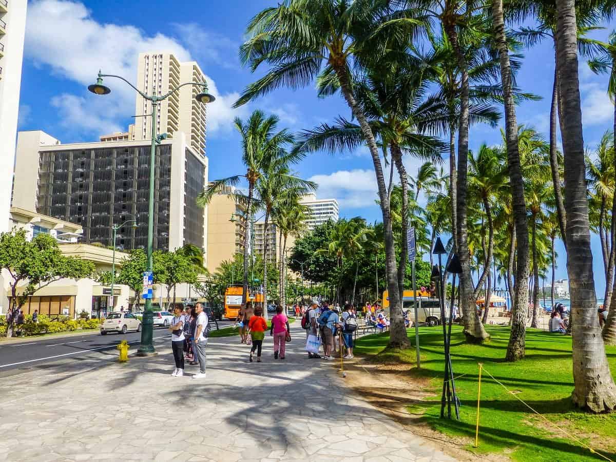 Walking the Streets of Waikiki (2)